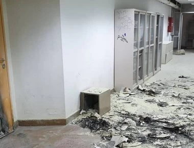 Ακόμη μια φορά στόχος βανδάλων το ΑΠΘ - Έκαψαν διάδρομο της σχολής